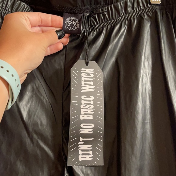 The Rogue and the Wolf Snake Pit Leggings - Picture 4 of 4